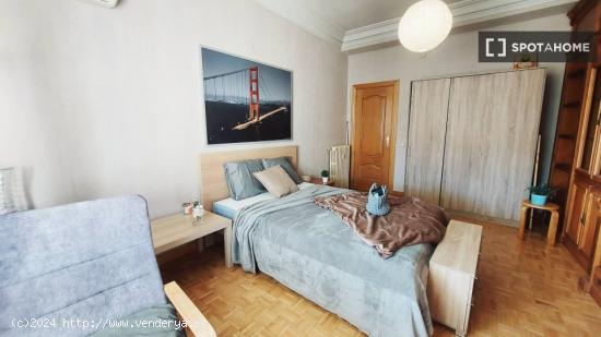 Habitación en apartamento compartido de 5 dormitorios situado cerca de Moncloa, Madrid - MADRID