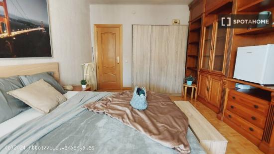 Habitación en apartamento compartido de 5 dormitorios situado cerca de Moncloa, Madrid - MADRID