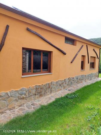 SE VENDE CHALET CON TERRENO EN ORBANAJO - LEON