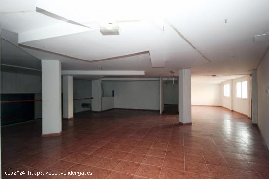  Local esquinero a la venta en Roquetes con dos plantas y patio interior de 20m2. - BARCELONA 