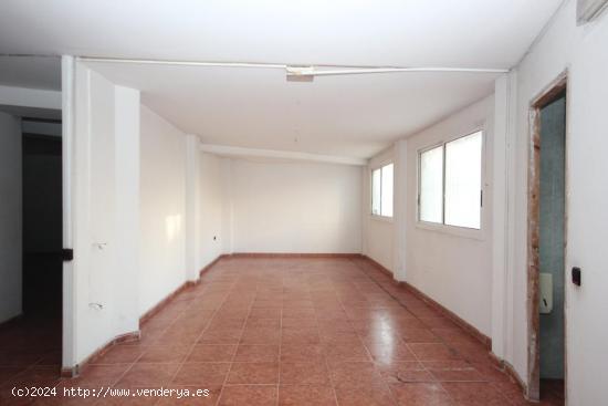 Local esquinero a la venta en Roquetes con dos plantas y patio interior de 20m2. - BARCELONA