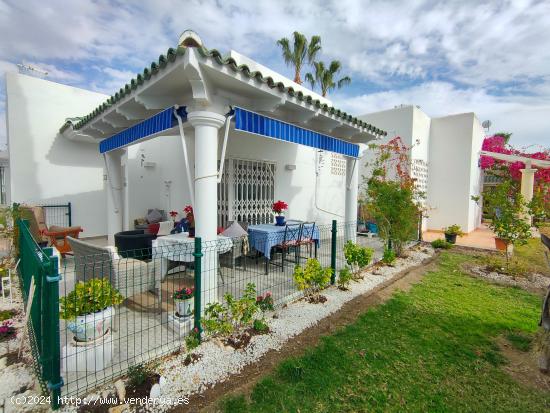  Amplio bungalow de 2 dormitorios con solarium recién renovado - ALMERIA 