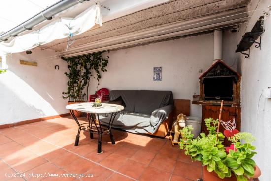 Piso con terraza a pie de comedor en la Creu de Barberà - BARCELONA