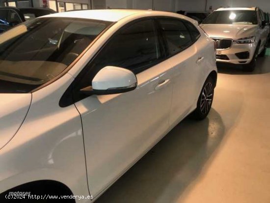 Volvo V 40 V40 D2 Momentum Manual de 2019 con 98.000 Km por 16.900 EUR. en Madrid