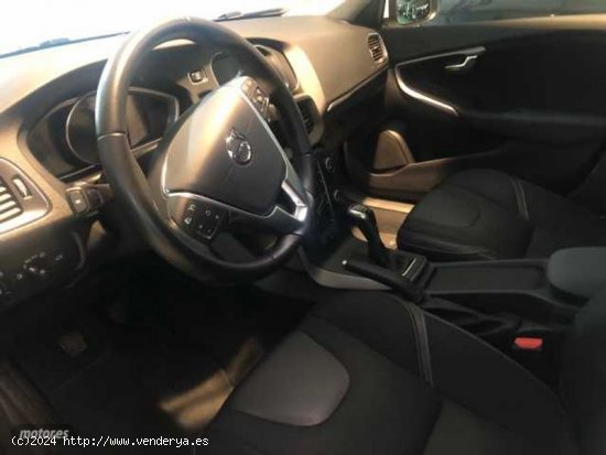 Volvo V 40 V40 D2 Momentum Manual de 2019 con 98.000 Km por 16.900 EUR. en Madrid