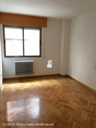 PISO EN VENTA DE 4 DORMITORIOS, 2 BAÑOS, PLAZA DE GARAJE Y TRASTERO JUNTO A TRES CRUCES, ZAMORA. - 