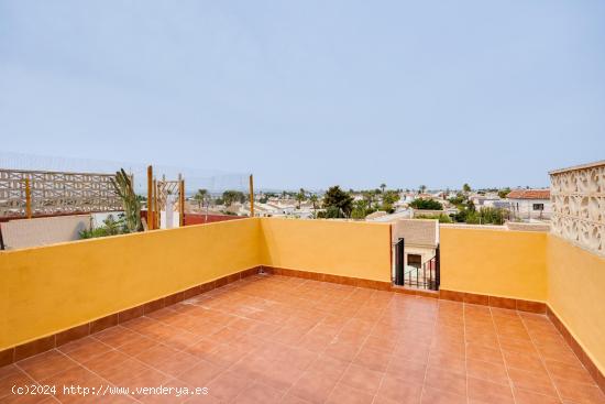 Bungalow en planta alta con solárium privado en El Chaparral - ALICANTE