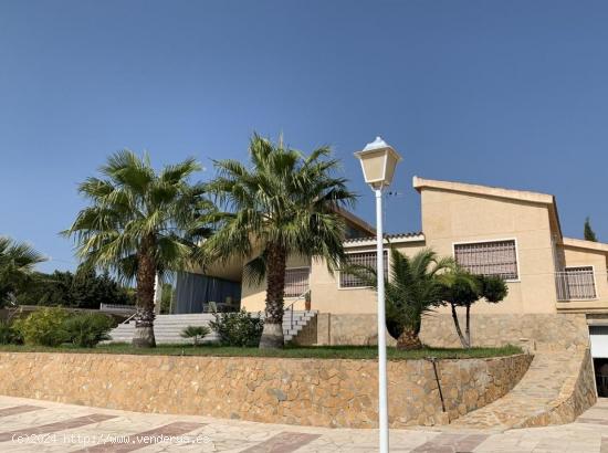 Chalet a la venta con piscina y pista de tenis en Bonavista, Elche. - ALICANTE