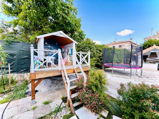 Chalet de Ensueño con amplia parcela y piscina en una zona tranquila. - GRANADA