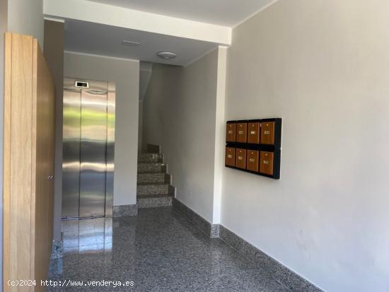 SE VENDE PISO EN EL CENTRO. COCINA, SALÓN, 3 HAB., BAÑO, ASCENSOR. NECESITA REFORMA - LEON