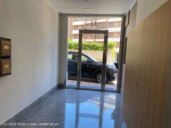 SE VENDE PISO EN EL CENTRO. COCINA, SALÓN, 3 HAB., BAÑO, ASCENSOR. NECESITA REFORMA - LEON