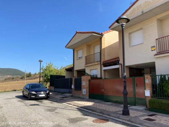 Chalet adosado en esquina en Olloki - NAVARRA