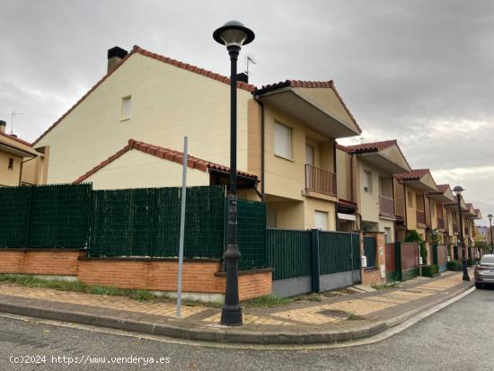 Chalet adosado en esquina en Olloki - NAVARRA