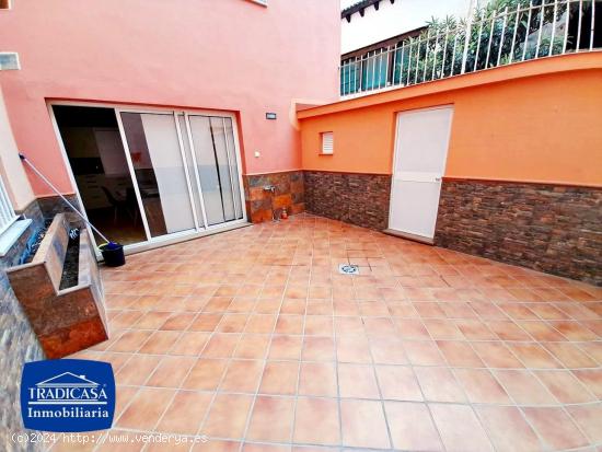 ZONA CENTRO, PISO EN PLANTA BAJA CON PATIO DE 30M², 3 DORMITORIOS, GARAJE Y TRASTERO - CADIZ