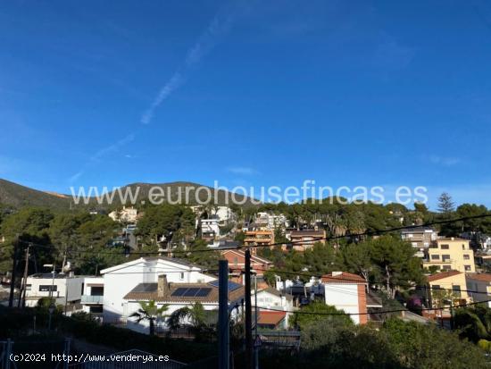 impecable casa nueva de 325m2 con amplio jardin y piscina en Montemar - BARCELONA