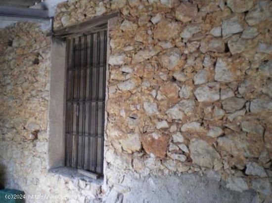 Casa de piedra integrada en el pueblo - ALICANTE