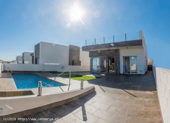 VILLA CONTEMPORANEA JUNTO A CAMPO DE GOLF - ALICANTE