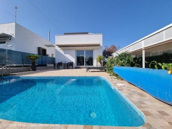 Villa en Orihuela Costa, de 4 dorm, con jardin,  solarium, piscina privada y gran aparcamento!!! - A