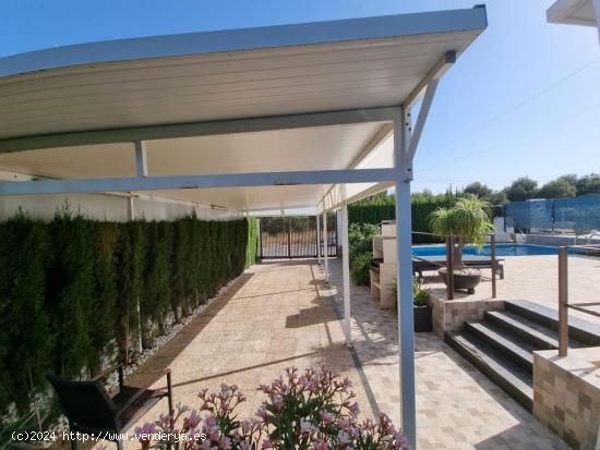 Villa en Orihuela Costa, de 4 dorm, con jardin,  solarium, piscina privada y gran aparcamento!!! - A