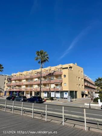 MAGNIFICO LOCAL DE 228 M2 + TERRAZA DE 129 M2  EN PRIMERA LINEA DE MAR EN CAMBRILS - COSTA DORADA - 