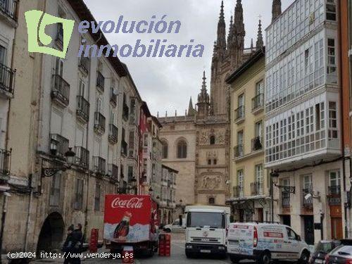  Llana de Afuera, frente a la catedral de Burgos. Impresionante local, en la mejor zona de la ciudad. 