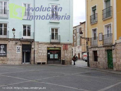 Llana de Afuera, frente a la catedral de Burgos. Impresionante local, en la mejor zona de la ciudad.