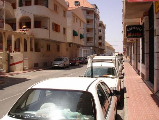  Local comercil en la zona del Acequión de Torrevieja - ALICANTE 