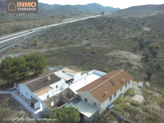 Inmueble con 3 viviendas y 85.000 m2 de terreno de secano entre Águilas y Lorca. - MURCIA