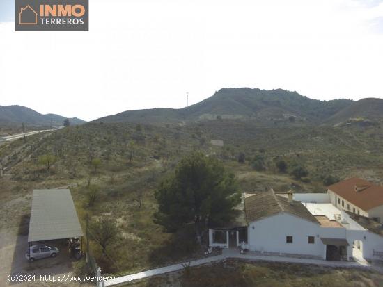 Inmueble con 3 viviendas y 85.000 m2 de terreno de secano entre Águilas y Lorca. - MURCIA