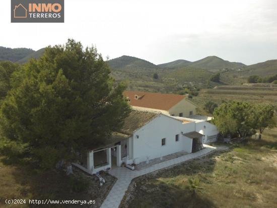 Inmueble con 3 viviendas y 85.000 m2 de terreno de secano entre Águilas y Lorca. - MURCIA