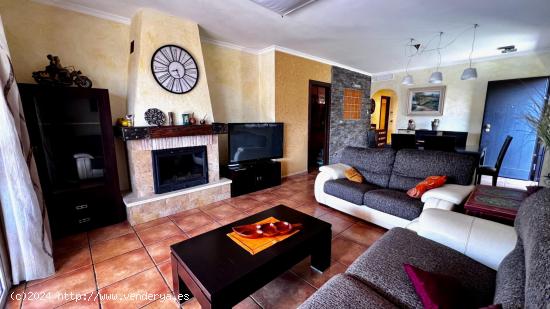 Chalet con 3 dormitorios y 3 baños - ALMERIA