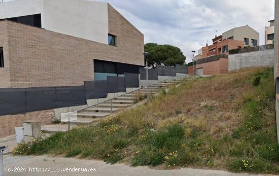 SOLAR PARA CASA CANTONERA EN EL PADRÓ - BARCELONA