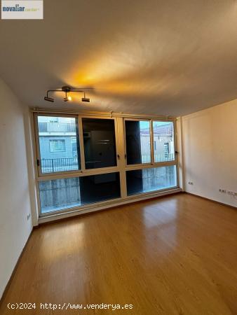  CÓMODO PISO  DEL 2011 TIPO LOFT CON PARKING EN LA ZONA ESPORTIVA - BARCELONA 