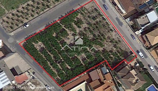 Parcela de terreno urbano de 2836 m² (con fachada a 3 calles) situada en la población de Daimús -