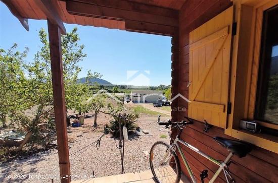 Casa con terreno de 2500 m² situada en el pueblo de Terrateig, - VALENCIA