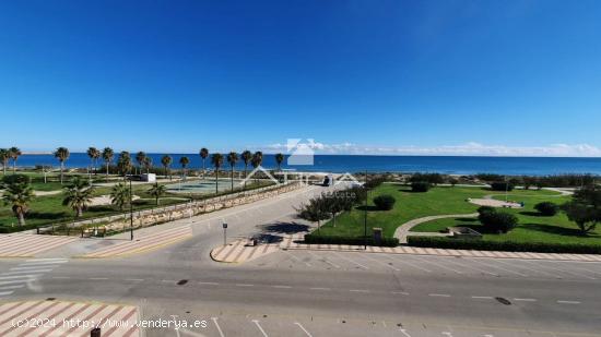 Apartamento con vistas abiertas al mar situado en 1ª línea playa Daimús - VALENCIA