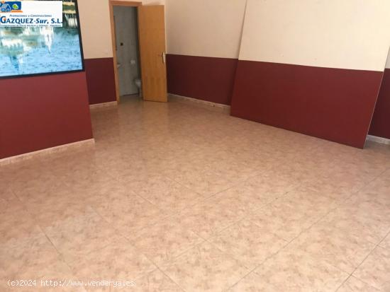 LOCAL COMERCIAL VENTA Y ALQUILER  DE 80M2 CON TERRAZA EXTERIOR, EN CALLE  PEATONAL - MURCIA