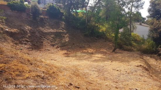 TERRENO ESQUINERO SIN VECINOS - BARCELONA