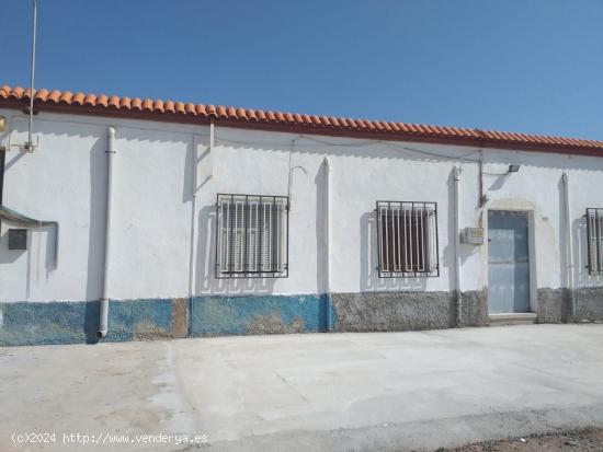 CASA CON TERRENO E TARAMBANA A LA VENTA - ALMERIA