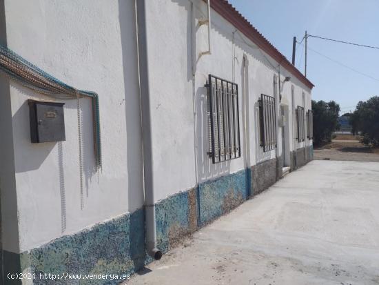 CASA CON TERRENO E TARAMBANA A LA VENTA - ALMERIA