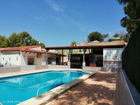 Chalet con amplios jardines y piscina en un entorno idílico - MURCIA