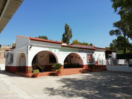 Chalet con amplios jardines y piscina en un entorno idílico - MURCIA