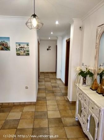 PRECIOSO CHALET PRACTICAMENTE A ESTRENAR CON PISCINA A 5 MINUTOS DE ELCHE - ALICANTE