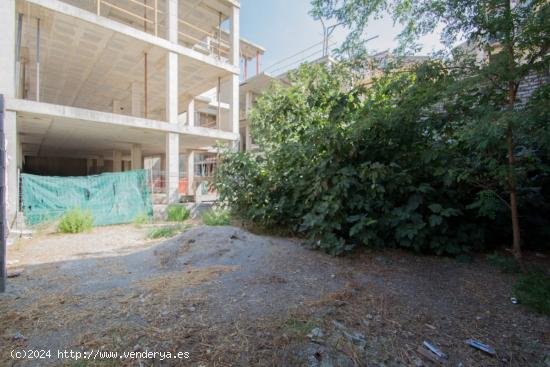 Solar junto al PTS para tres apartamentos con trasteros - GRANADA