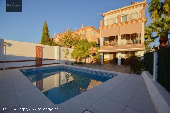  IMPRESIONANTE CHALET EN URBANIZACIÓN CADIMA (ALHENDÍN) - GRANADA 