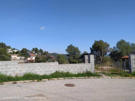 TERRENO CON PROYECTO DE CASA - BARCELONA