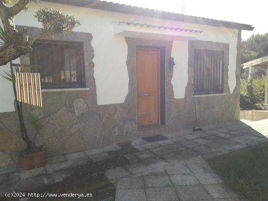 CASA CON GRAN TERRENO Y PISCINA - BARCELONA