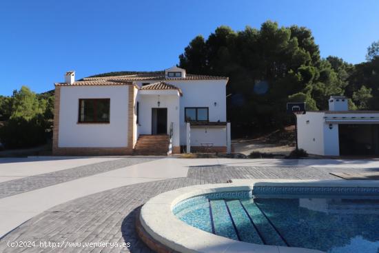 Chalet en Castalla con piscina. - ALICANTE