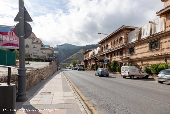 Local acondicionado como academia en Cenes de la Vega a pie de la carretera principal - GRANADA