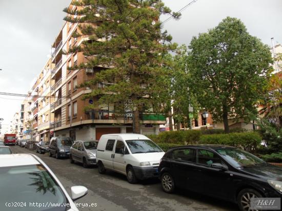 Se alquila bajo comercial en Zona Ayuntamiento.  / HH Asesores, Inmobiliaria en Burjassot/. - VALENC